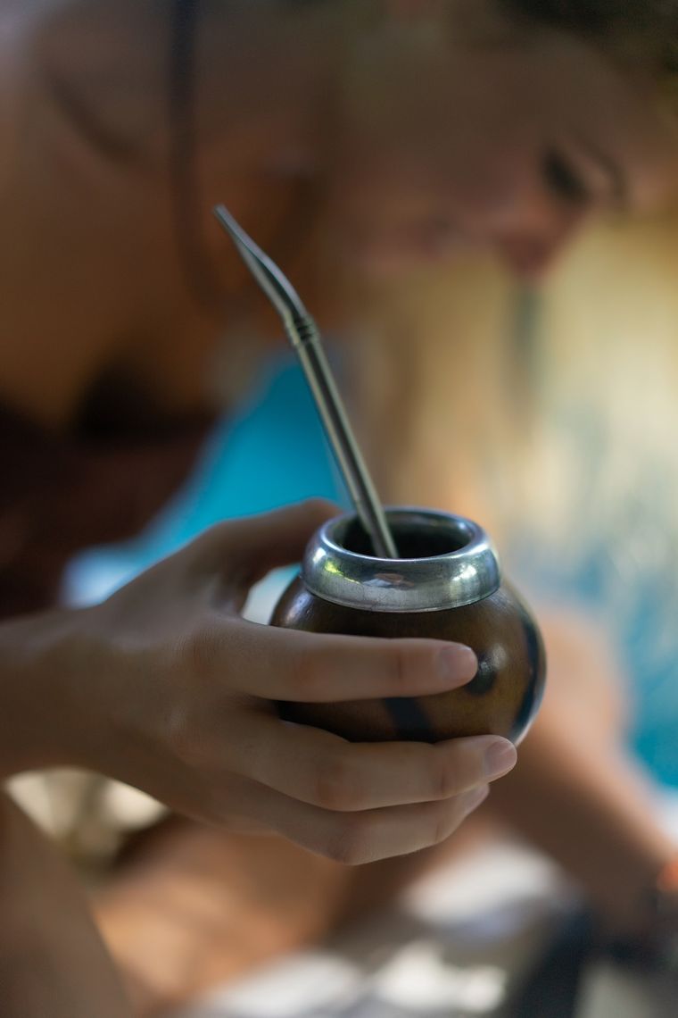 LIMPIAR EL MATE FORMA PARTE DE LAS COSTUMBRES ARGENTINAS Foto: Freepik