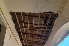 Los intensas lluvias provocaron filtraciones en el techo de la escuela Rawson.&nbsp;