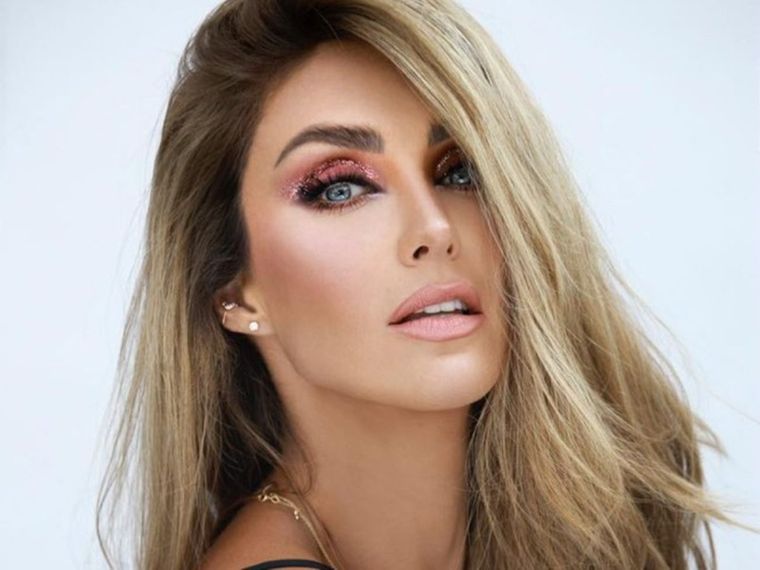 Anahí enloqueció a todos con un ajustado corset negro.