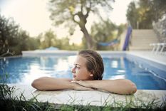 El agua, la arena y el cemento hacen que los rayos del sol se reflejen y resulten más dañinos para la piel, por lo que en estos lugares hay que tener especial cuidado. Foto: Pixabay