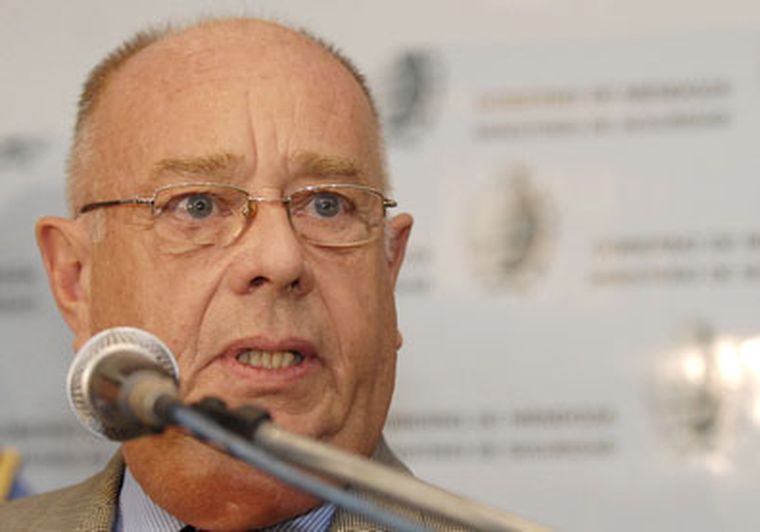 El ministro Aguinaga es el centro de todas las miradas. Foto: Marcelo Ruiz / MDZ