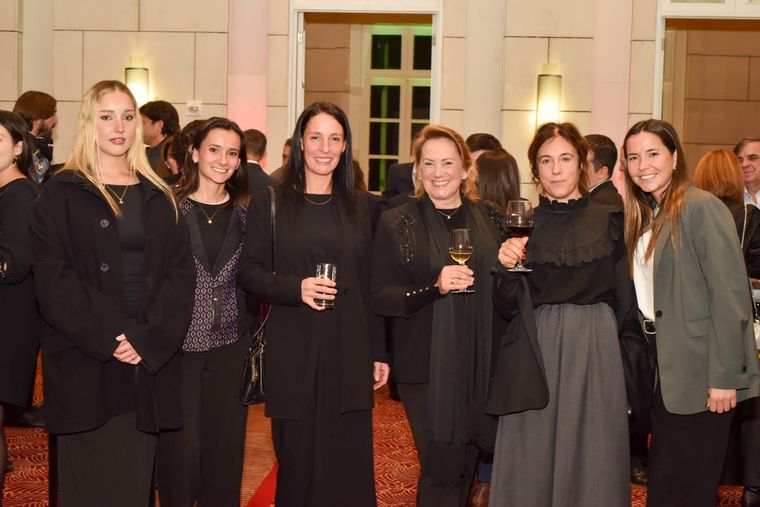 María Isgró, Angelina Altieri, Ana Ruiz, Cecilia Buj de Altieri, Nesrin Karavar y María Altieri. María Isgró, Angelina Altieri, Ana Ruiz, Cecilia Buj de Altieri, Nesrin Karavar y María Altieri.