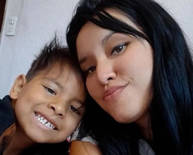 Thiago con su mamá, Daira.