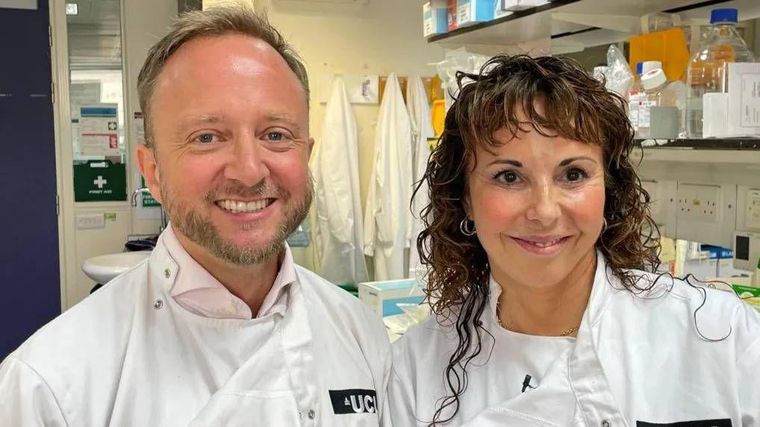 Los profesores Ed Wild y Sarah Tabrizi dirigieron la parte británica del ensayo.