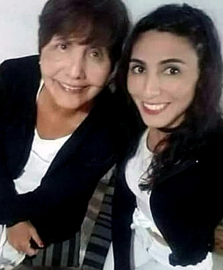 Marina junto a su mamá, quien le donó un riñón. Marina junto a su mamá, quien le donó un riñón.