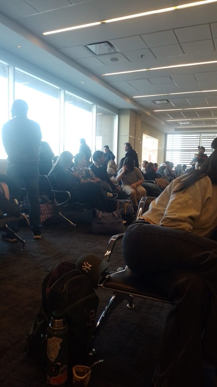 La sala en donde esperaron todas las personas que fueron bajadas del avión de JetSmart La sala en donde esperaron todas las personas que fueron bajadas del avión de JetSmart