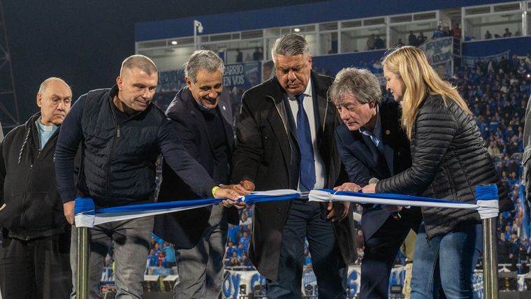 El momento del corte de cintas para inaugurar oficialmente el nuevo estadio de Godoy Cruz. El momento del corte de cintas para inaugurar oficialmente el nuevo estadio de Godoy Cruz.