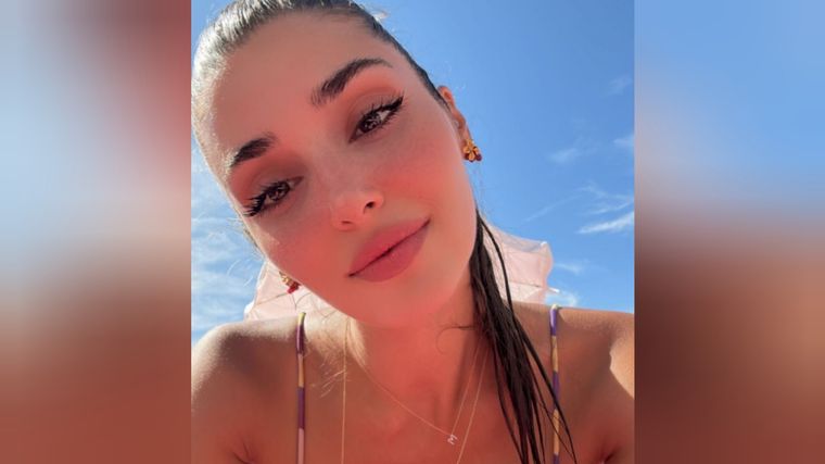 Hande Erçel El viaje de paso a Francia. Foto: @handemiyy