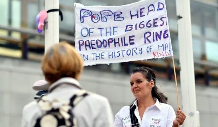 Iglesia católica y abusos sexuales Los católicos protestan ante su iglesia, por los abusos a menores. Foto: Afp.