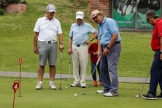 El cuarto de los Drs. Claudio Burgos, Guillermo Estefan, Fernando Coartada y José Vegan jugando el Torneo de Putting Green auspiciado por Clínica de Cuyo. Foto: Gentileza