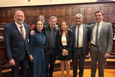 Los integrantes del bloque peronista en el Senado Pedro Serra, Luz Llorens, Adriana Cano, Luis Novillo y Mauricio Sat, junto al presidente del PJ, Emir Félix.