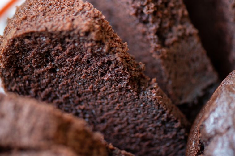 Este budín de chocolate y manzana resulta super esponjoso y fácil de hacer. Foto: Unsplash