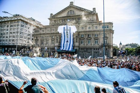 Campeones del mundo: la camiseta más grande de todas en el Teatro Colón ya se vende en tiendas