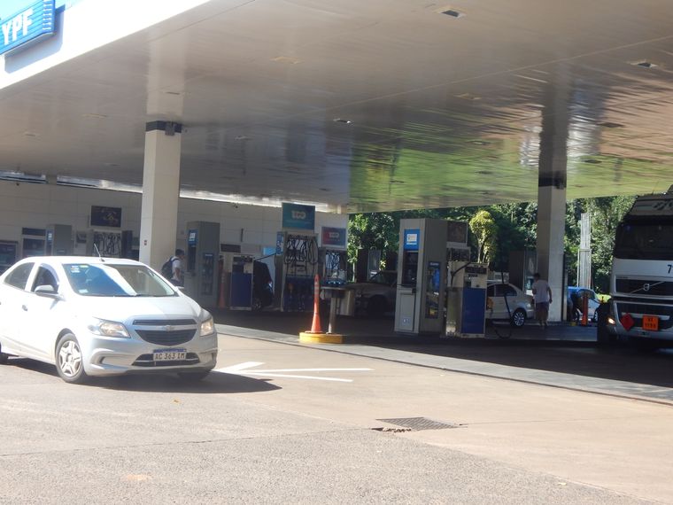 Antes de cargar combustible los automovilistas hacen las cuentas de dónde les conviene más hacerlo Foto: Alejandro Spivak