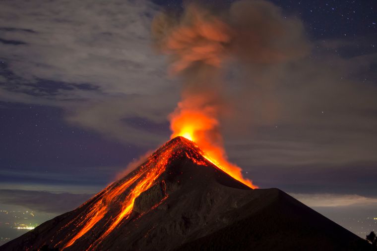 El Volcán de Fuego se ubica en Guatemala y fue el protagonista de esta historia viral. Foto: Shutterstock