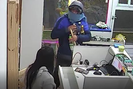 Un ladrón amenazó con violar a la empleada y le pidió respeto durante un robo en un kiosco de Berazategui. Un ladrón amenazó con violar a la empleada y le pidió respeto durante un robo en un kiosco de Berazategui.