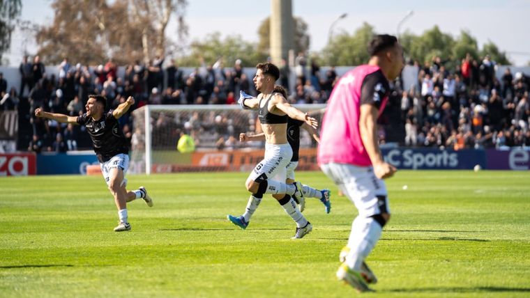 El festejo de Imanol González es el de todo Gimnasia. El Lobo ganó una verdadera final en el Parque y depende de sí misma para ir por el gran objetivo.