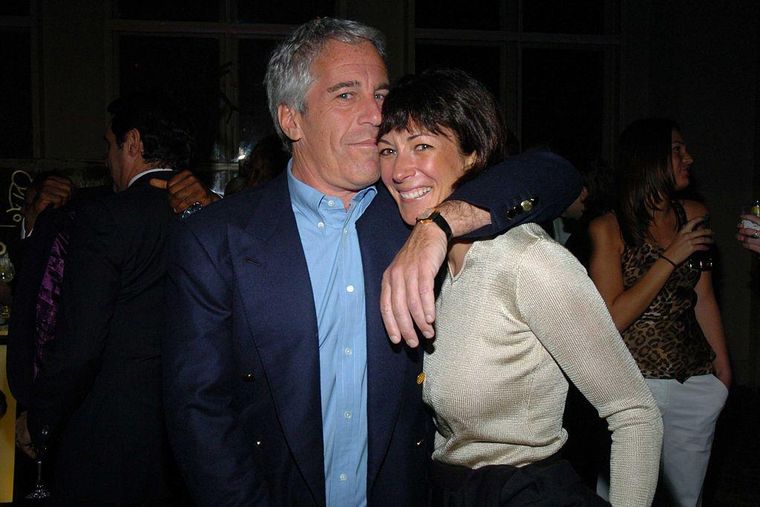 Ghislaine Maxwell fue condenada a 20 años de prisión por ayudar a Epstein a cometer crímenes sexuales.