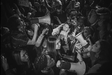 MDZol | Uno de los anuncios que se emitieron durante el Super Bowl mostraba escenas de violencia y desorden para después asegurar que Jesús amaba a las personas que odiamos. Foto: HEGETSUS.COM