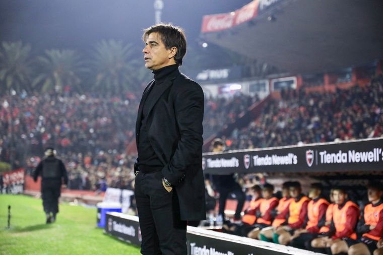 El Archu Sanguinetti dejó de ser el técnico de Sarmiento de Junín. Foto: NA El Archu Sanguinetti dejó de ser el técnico de Sarmiento de Junín. Foto: NA