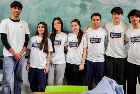 Estudiantes mendocinos diseñaron charlas y juegos para prevenir bullying, grooming y mal uso de pantallas en su escuela y otros colegios. Estudiantes mendocinos diseñaron charlas y juegos para prevenir bullying, grooming y mal uso de pantallas en su escuela y otros colegios.