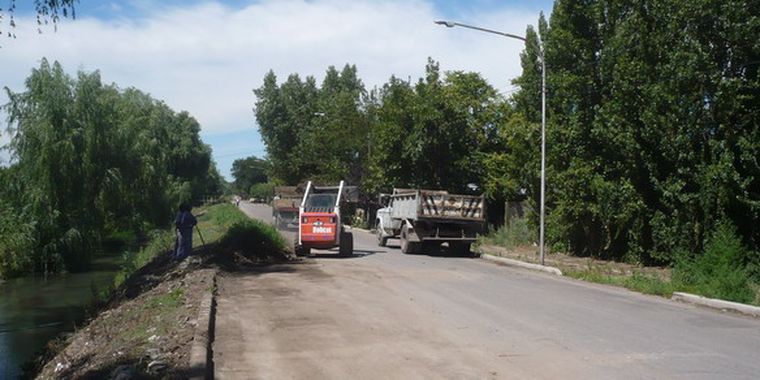 Vialidad retira la monda extraída del arroyo Claro.