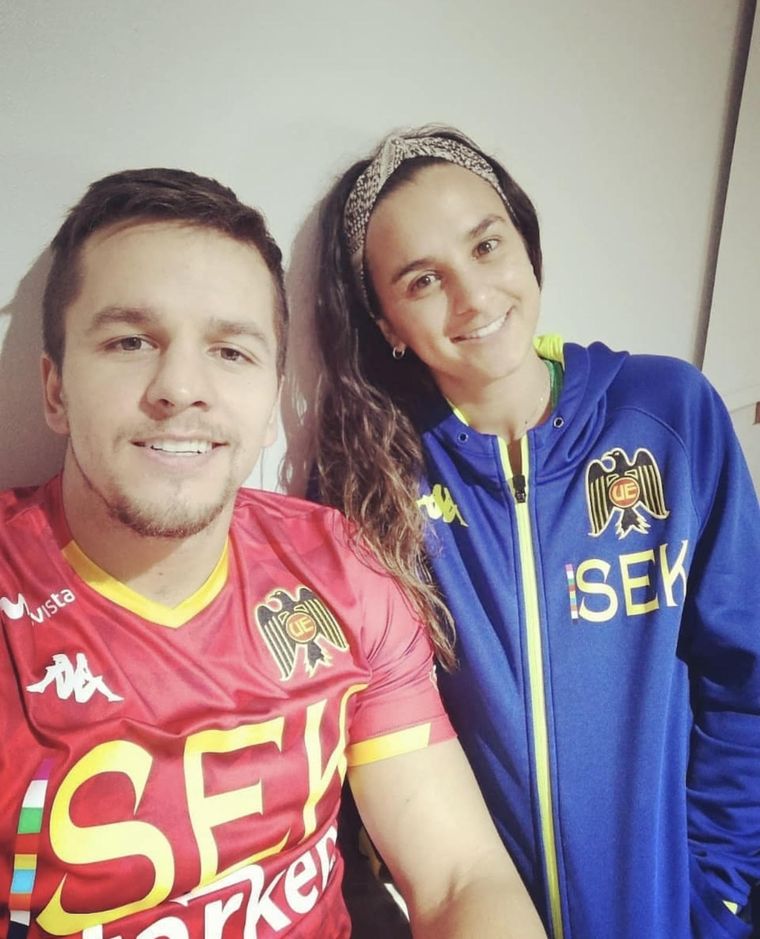 Francisco y Manuela Urroz con la camiseta de Union Española. Foto: Instagram @manuurroz