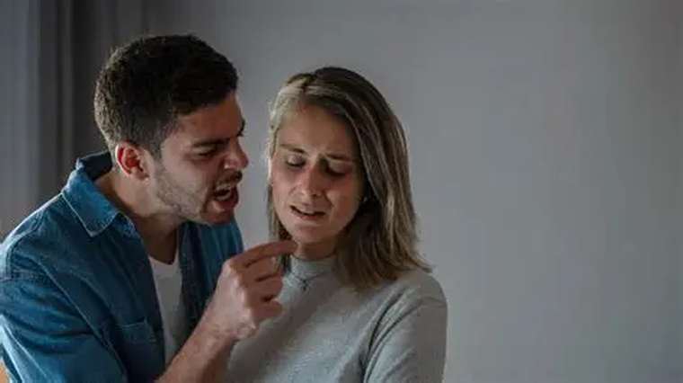 El pulso se acelera, el cuerpo se tensa, la mirada se estrecha y la razón se desconecta.