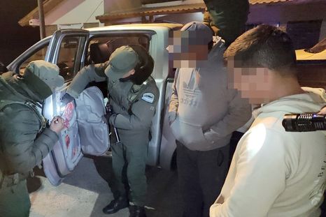 Los gendarmes descubrieron la mercadería escondida detrás de los paneles de las puertas del rodado. Foto: Gendarmería Nacional