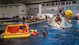 Los astronautas de Artemis II durante el entrenamiento de recuperación y supervivencia en el agua en el Laboratorio de Flotabilidad Neutral de la NASA.
