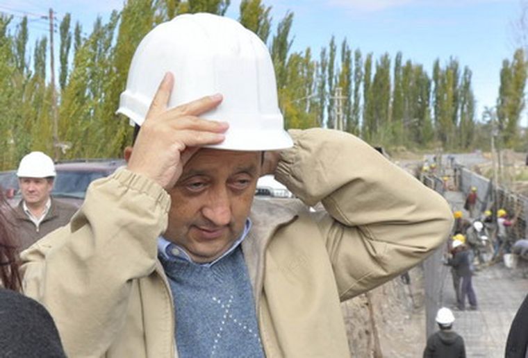 Jaque se pone el casco y se prepara para recibir el dinero petrolero. Foto: Gobierno