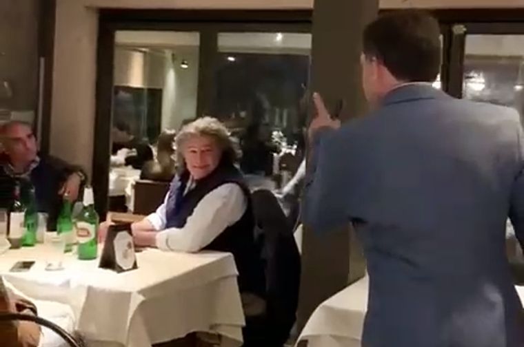 Una instantánea del escrache a Ramón.