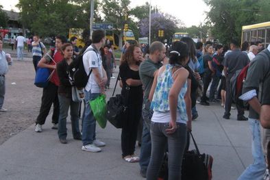 MDZol | Los pasajeros que viajan a la Zona Este debieron tomar los micros bajo el puente de calle Alberdi.