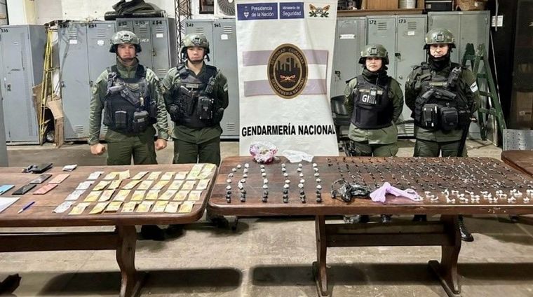 Los sospechosos quedaron detenidos con 282 envoltorios de cocaína, pasta base y marihuana. Foto: Gendarmería Nacional