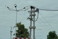 pase y mire: las luminarias de la avenida champagnat prendidas durante el dia