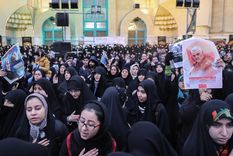 miles de personas reciben los restos de soleimani en iran