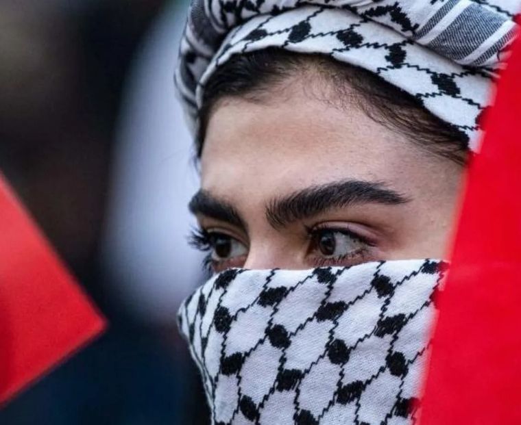 La kufiya palestina es un pañuelo de algodón de colores blanco y negro Foto: BBC