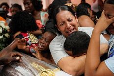 Familiares de los jóvenes en sus funerales, el pasado 1 de enero.