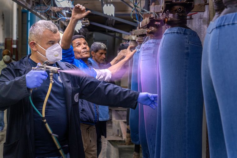 Los fabricantes de jeans en Túnez están reduciendo el uso de productos químicos durante la manufactura ante las nuevas normas establecidas por la Unión Europea, uno de sus principales mercados de exportación. (Justin Jin/PNUMA)
