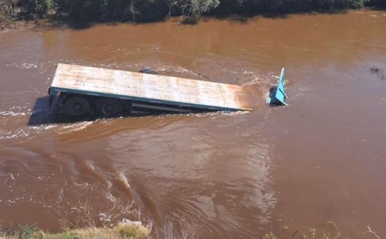 Un importante operativo se desplegó este martes en la autopista Córdoba–Rosario en búsqueda del chofer de un camión que despistó y terminó dentro de un arroyo en la autopista Córdoba-Rosario.