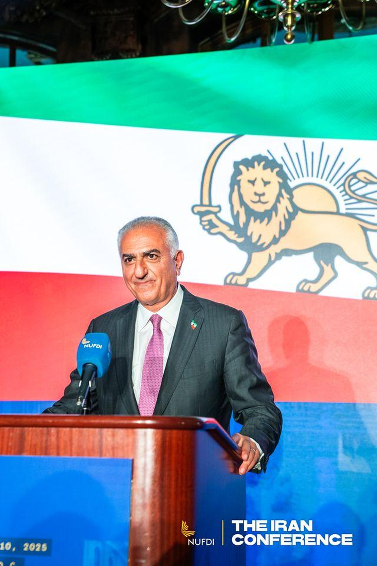 Tras la crisis política en Teherán, el heredero de la monarquía depuesta en 1979 llamó a una transición y a entregar el poder sin más derramamiento de sangre. Tras la crisis política en Teherán, el heredero de la monarquía depuesta en 1979 llamó a una transición y a entregar el poder sin más derramamiento de sangre.