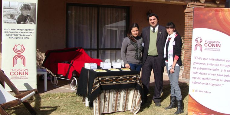 Brenda y Nancy, junto a Jorge Bohuid, Director de CONIN.