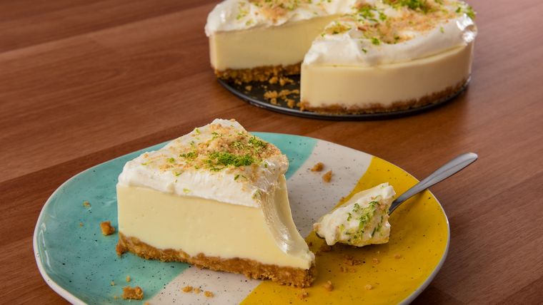 Admira la deliciosa crema de limón que tiene este pie de limón. ¡Te encantará!