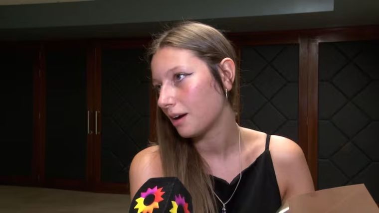 La joven vende ropa de segunda mano en Palermo. La joven vende ropa de segunda mano en Palermo.