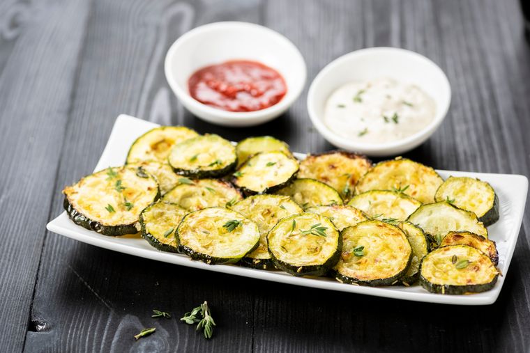 La receta de chips de calabacín puede prepararse también en freidora de aire, sin perder textura. La receta de chips de calabacín puede prepararse también en freidora de aire, sin perder textura.