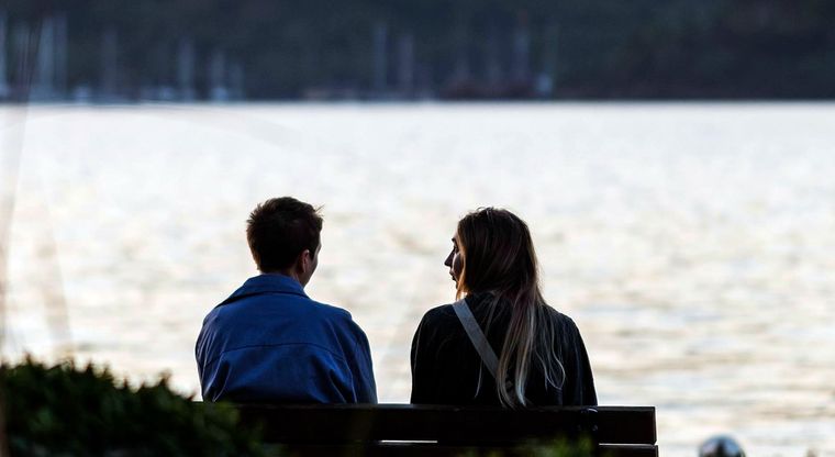 Pareja observando la tranquilidad natural. Pareja observando la tranquilidad natural.