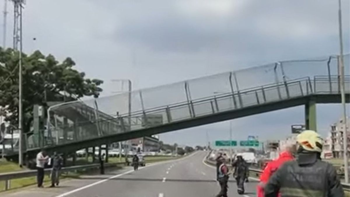 Se cayó un puente peatonal General Paz y Avenida Roca: tras cinco horas de corte fue removido y se normalizó el tránsito