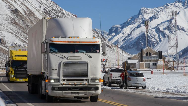 camiones ruta paso a chile penitentes.jpg