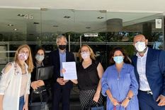 Los abogados María Celeste Brunori, Francisco Da Giau, María Inés Giménez, Gastón Meta, Andrea Perepliochik y Marina Simiele presentaron una denuncia ante la Defensoría de la Niñez y la Adolescencia para que se investigue el uso de Sinopharm en menores de 12 años