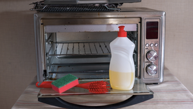 La limpieza del horno es algo fundamental si queremos mantener la calidad de los alimentos. Foto: Shutterstock